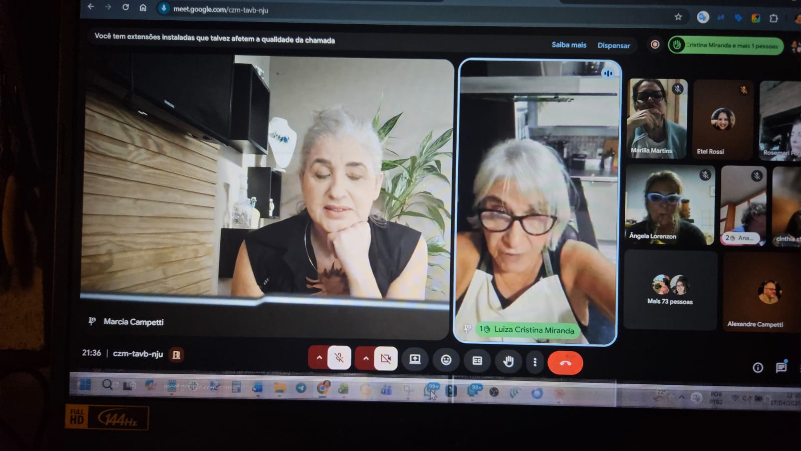 A Marcia ao vivo no Café com Vidrado, com as alunas na tela